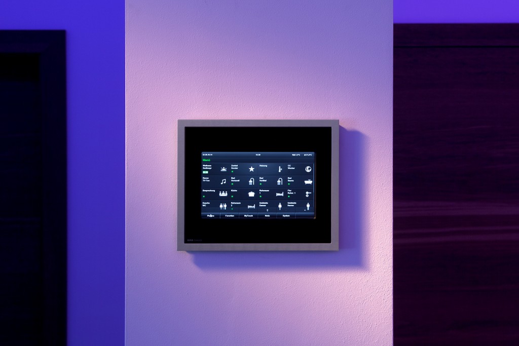 Connected Comfort: Alles im Griff per Gira Wand-Displays
